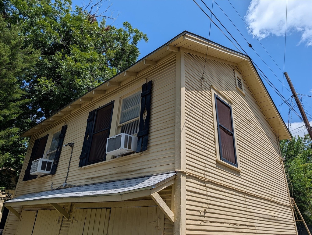 304 E 42nd St - Photo 1