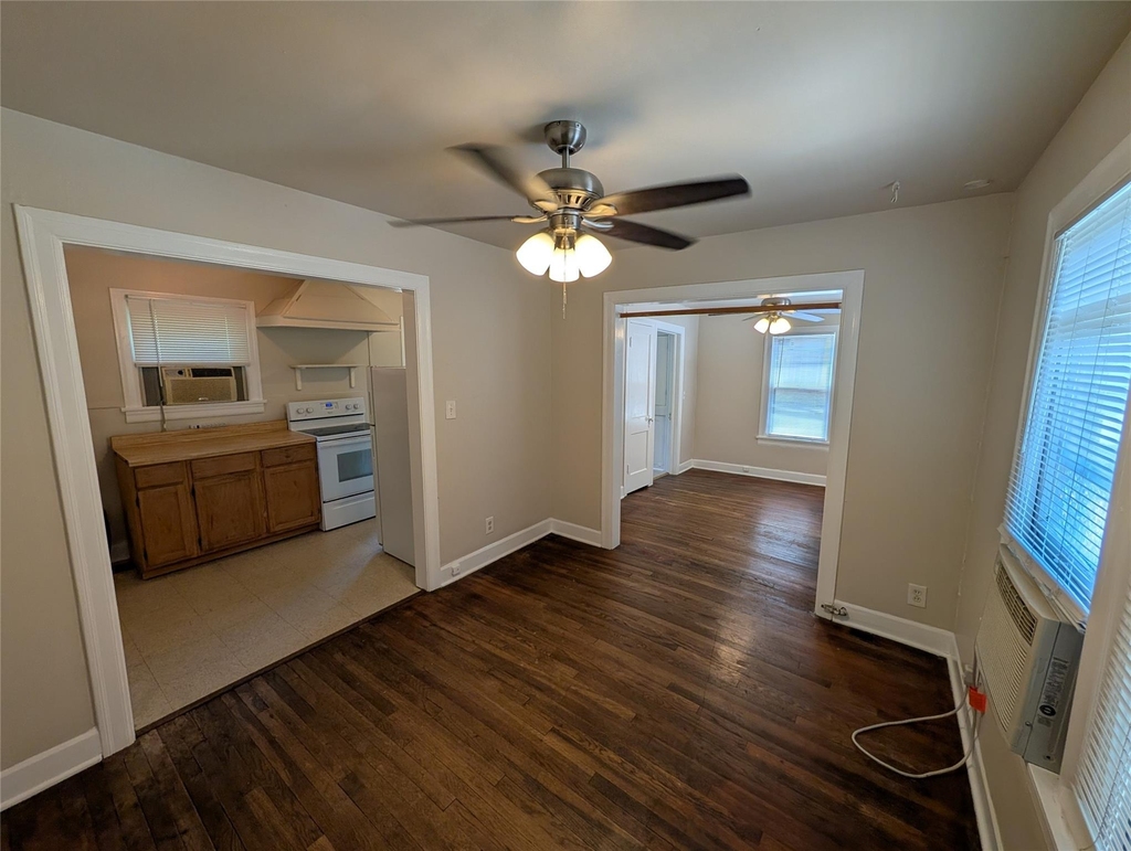 304 E 42nd St - Photo 4