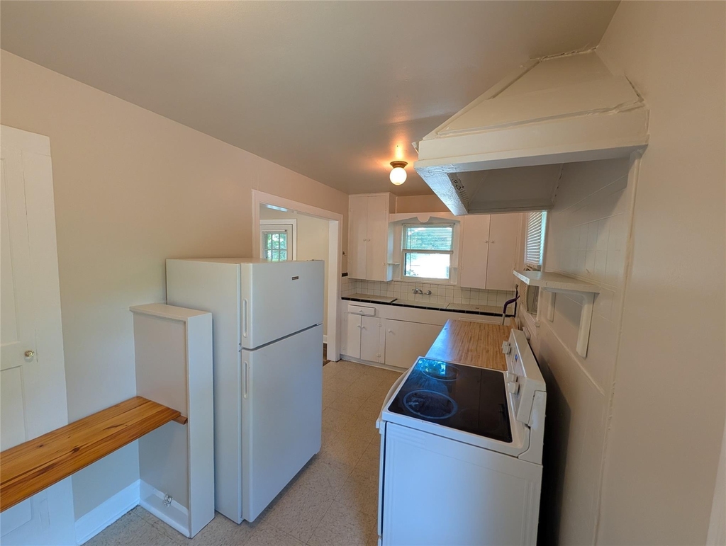 304 E 42nd St - Photo 7