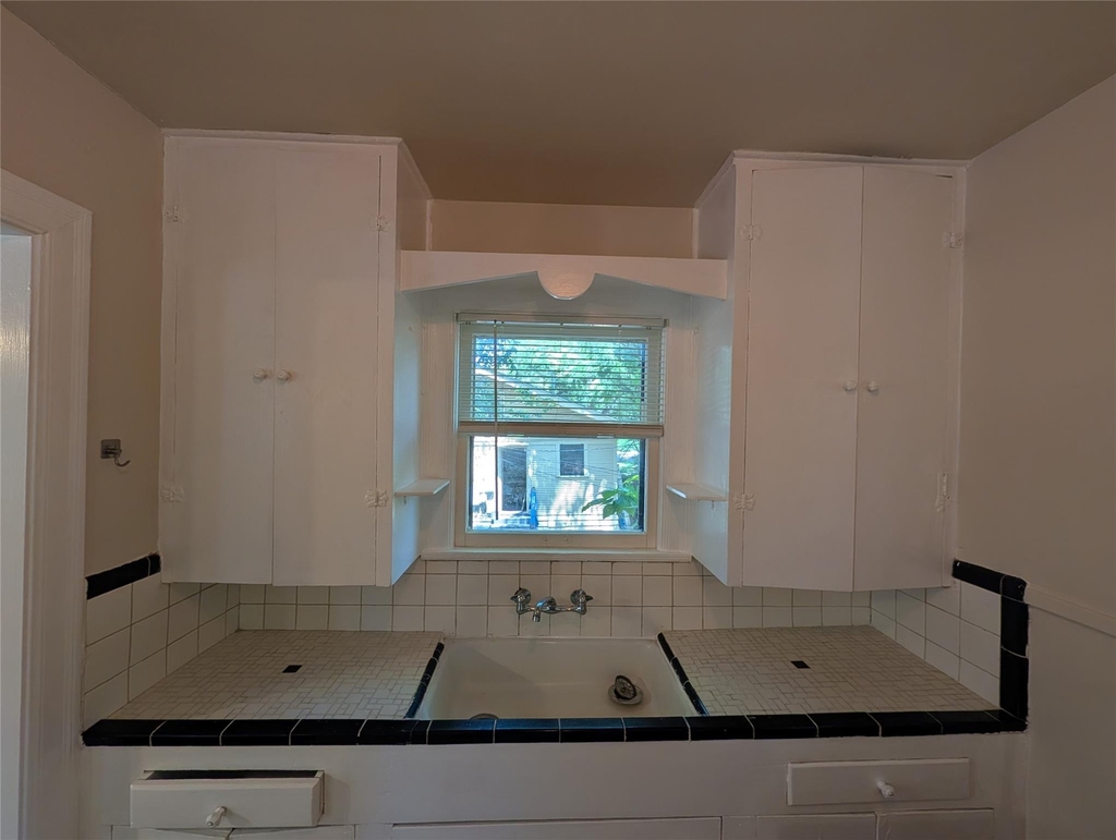 304 E 42nd St - Photo 6