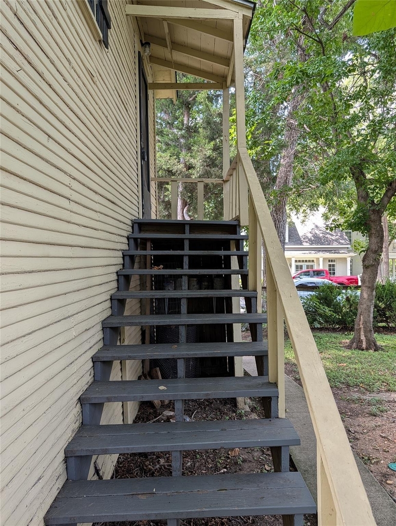 304 E 42nd St - Photo 3