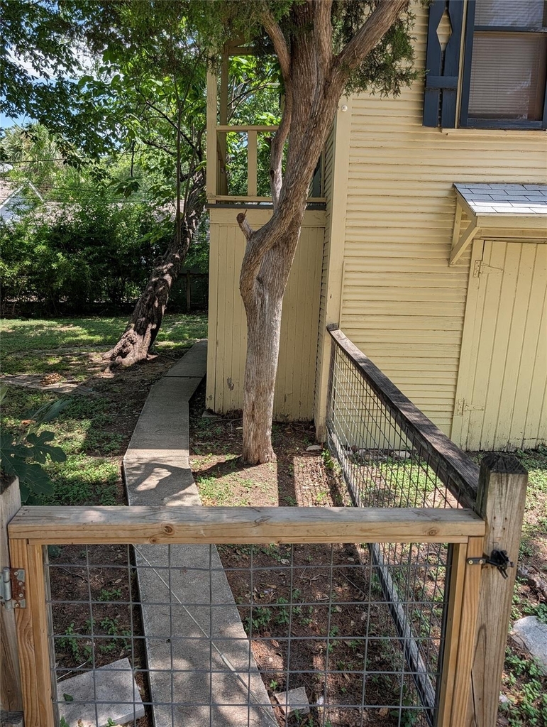 304 E 42nd St - Photo 2