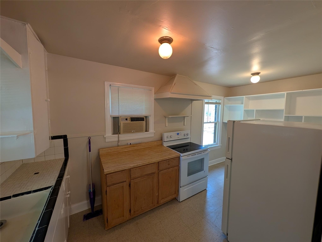 304 E 42nd St - Photo 8