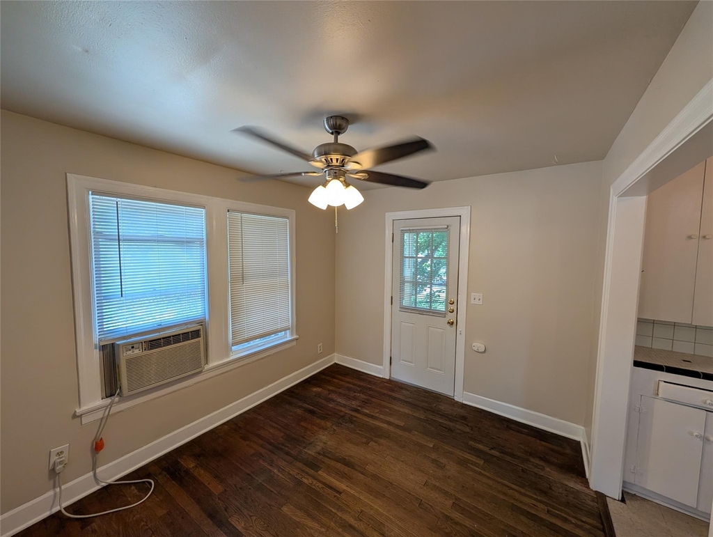 304 E 42nd St - Photo 5