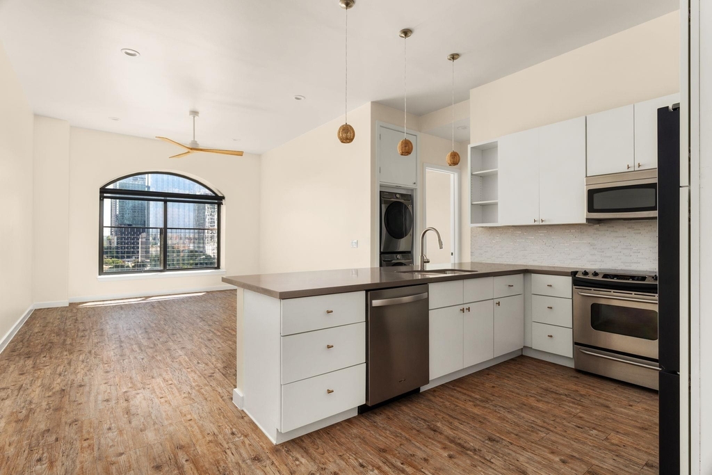 507 Sabine St - Photo 2