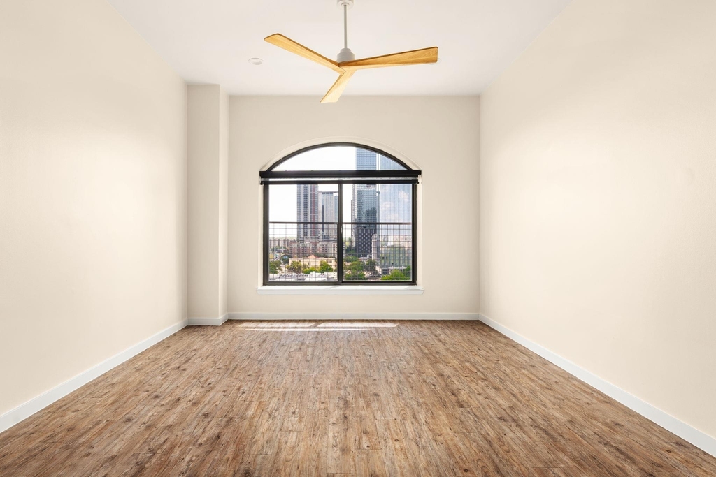 507 Sabine St - Photo 1