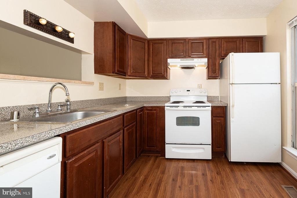 2406 Rosecroft Court - Photo 4