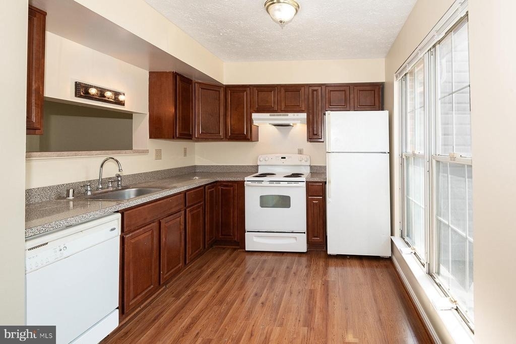 2406 Rosecroft Court - Photo 3