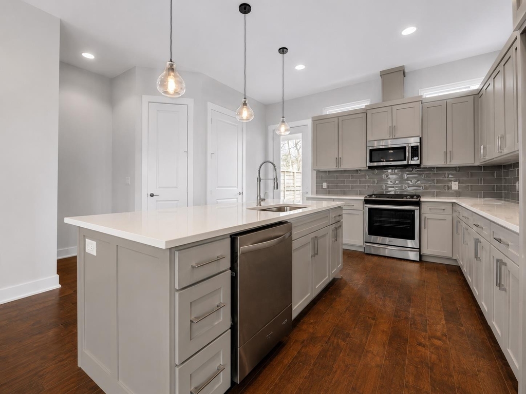 7104 Blessing Ave - Photo 6