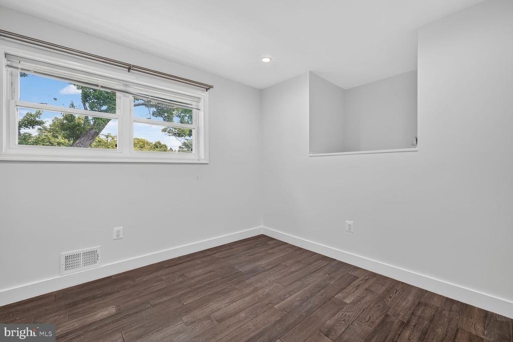1604 Martha Terrace - Photo 10