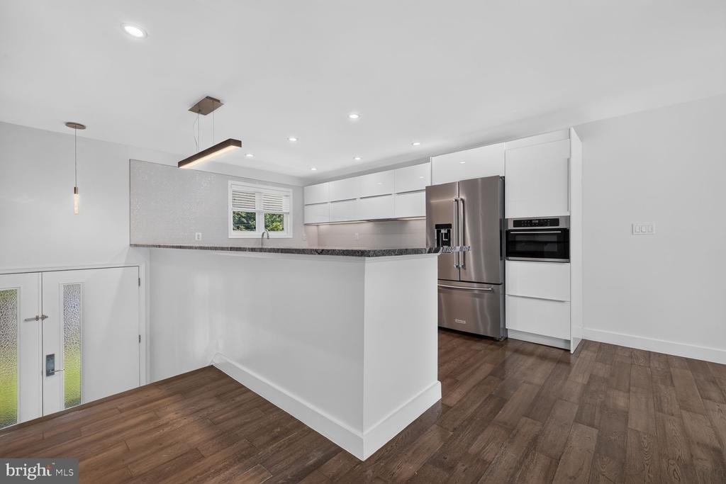 1604 Martha Terrace - Photo 5