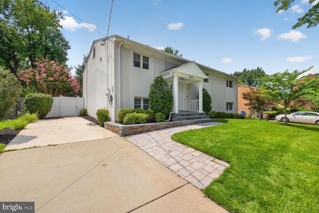 1604 Martha Terrace - Photo 1