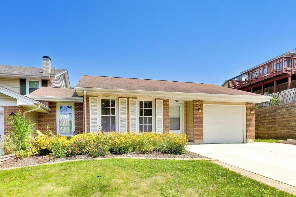 106 Regency Drive - Photo 0