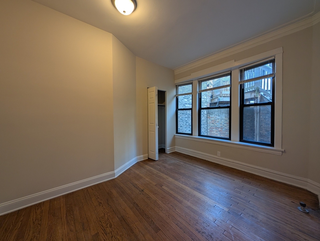 2647 N Sawyer Avenue - Photo 10
