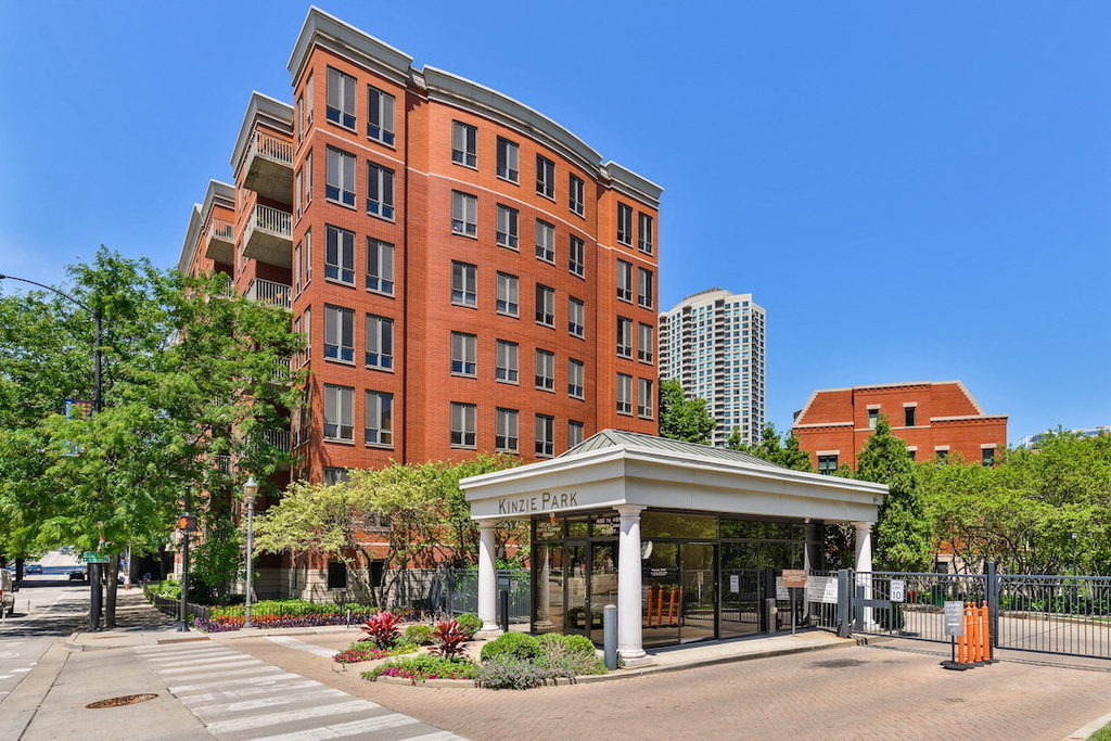 400 N Clinton Street - Photo 1