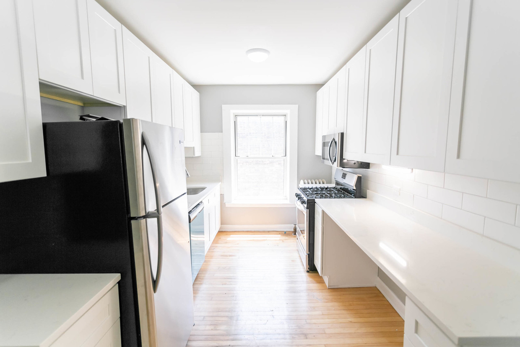 7646 N Greenview Avenue - Photo 2