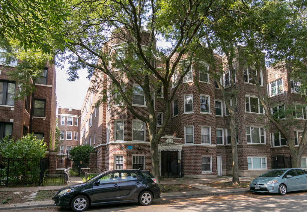 7646 N Greenview Avenue - Photo 0
