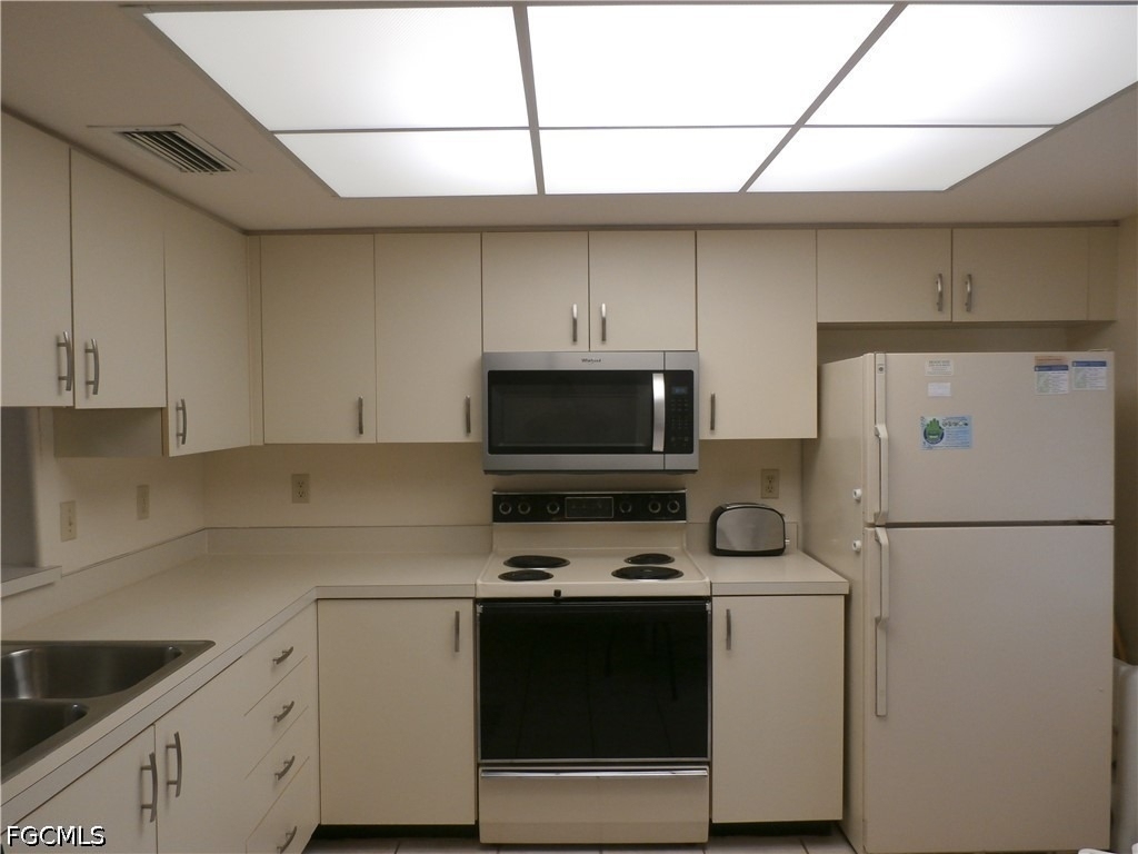 11300 Caravel Circle - Photo 2