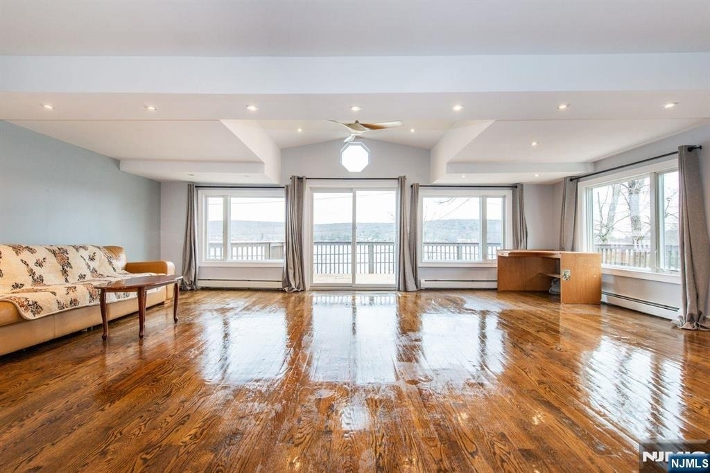 677 Warwick - Photo 4