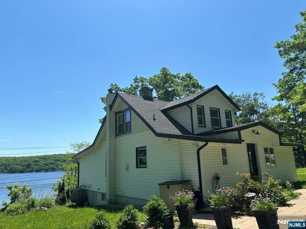 677 Warwick - Photo 0