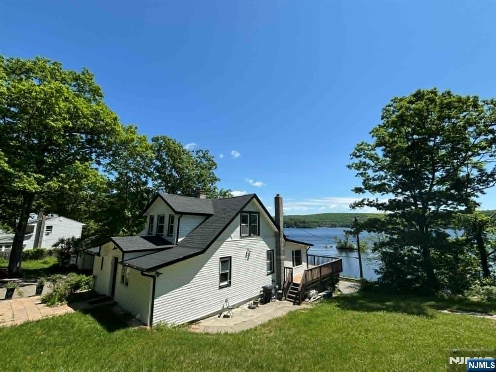 677 Warwick - Photo 1