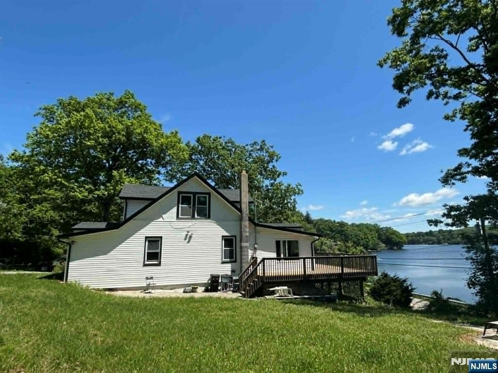 677 Warwick - Photo 2