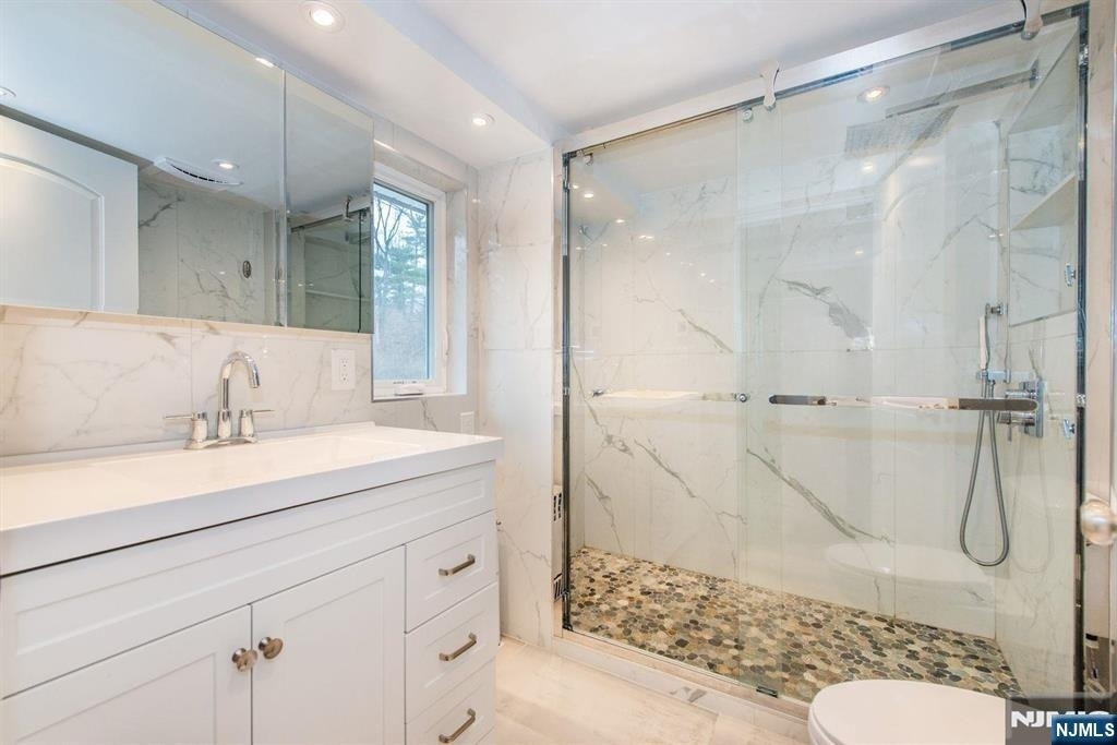 677 Warwick - Photo 8