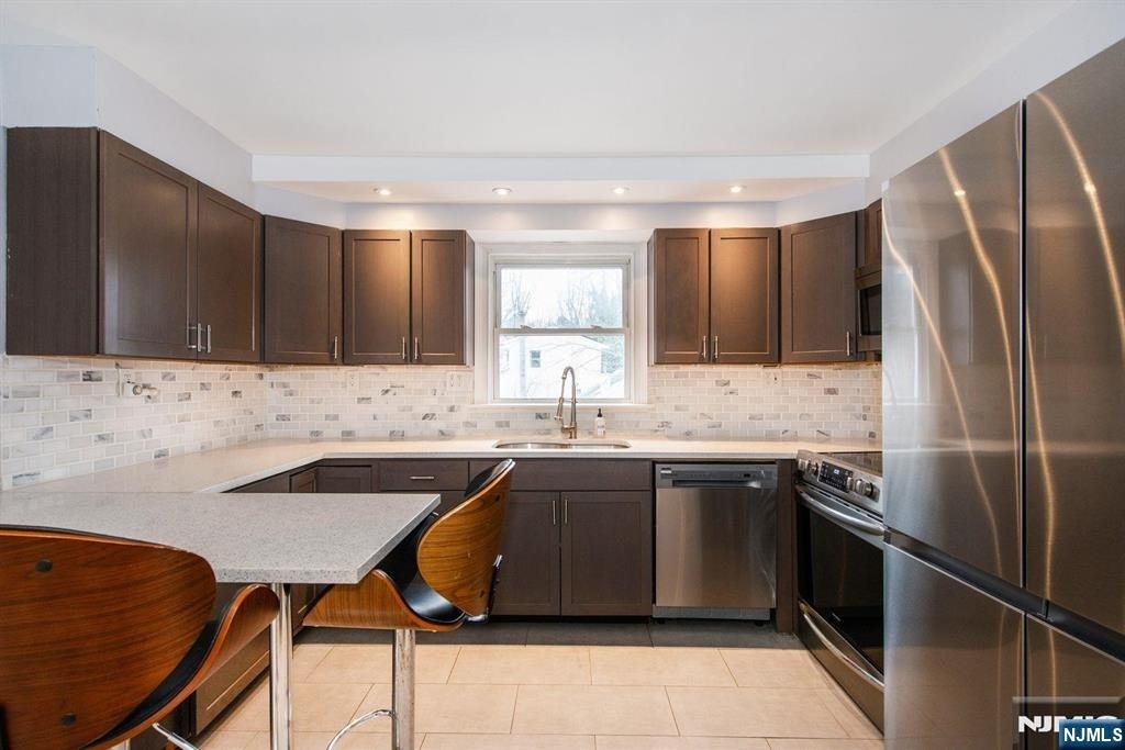 677 Warwick - Photo 7