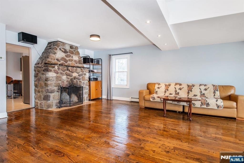 677 Warwick - Photo 5