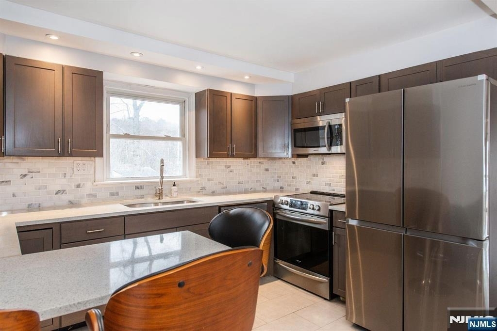 677 Warwick - Photo 6
