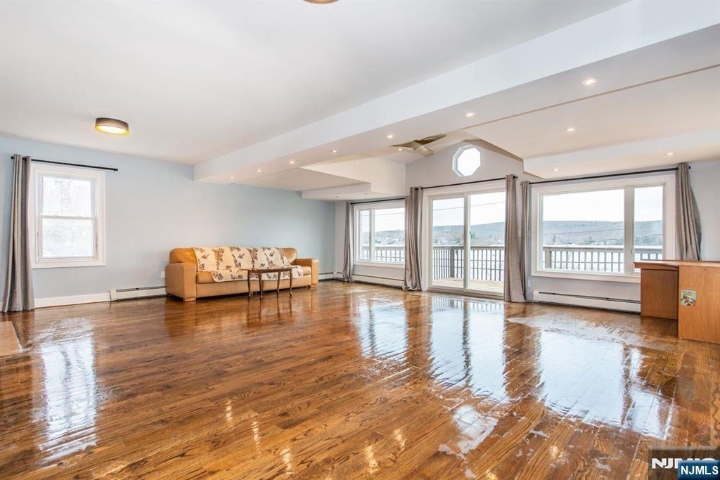 677 Warwick - Photo 3