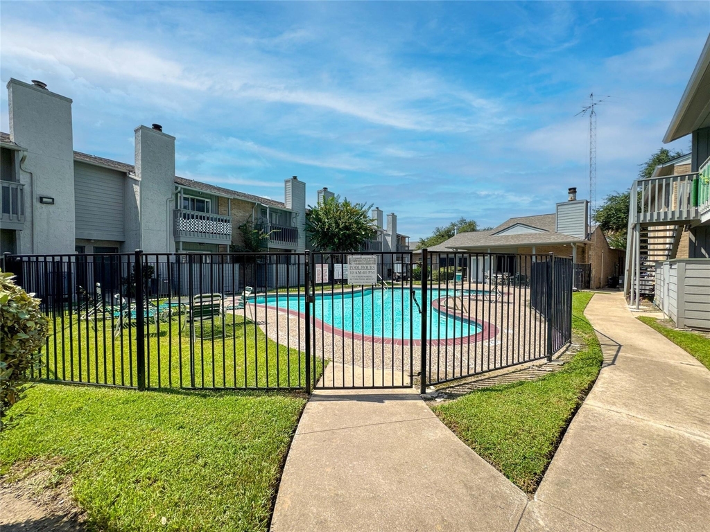 260 El Dorado Boulevard - Photo 2