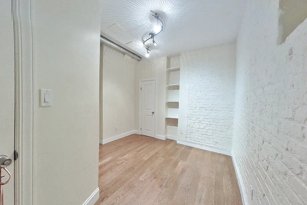 West 11th Street - Photo 4