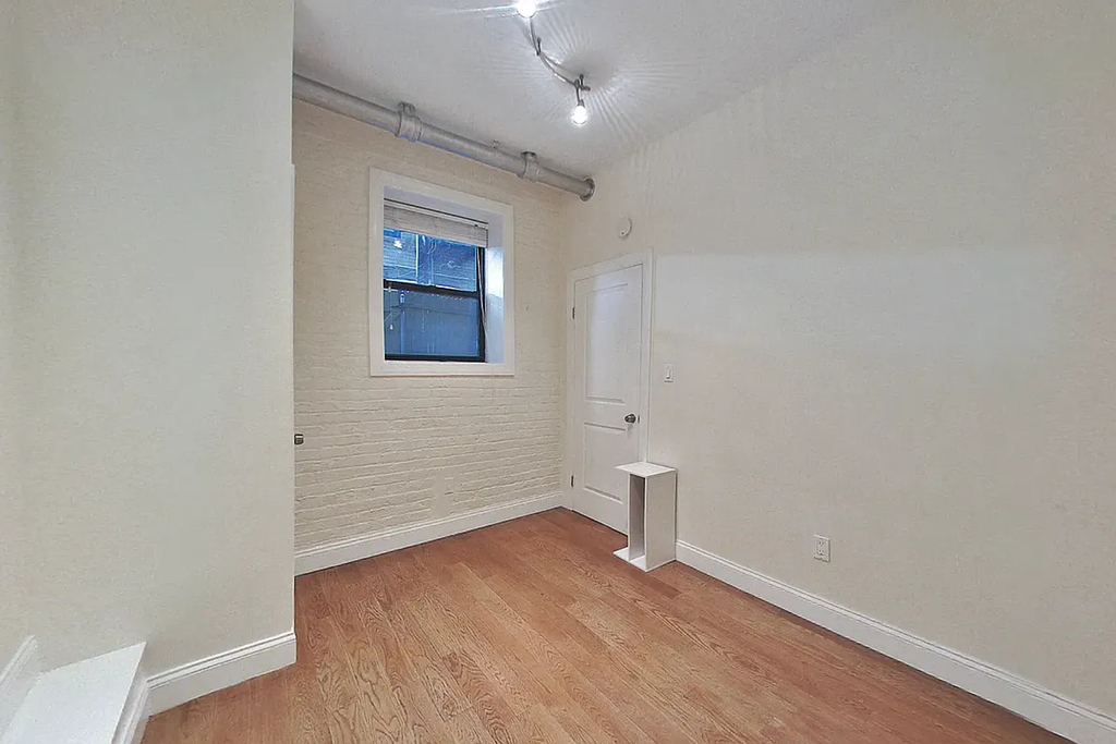 West 11th Street - Photo 3