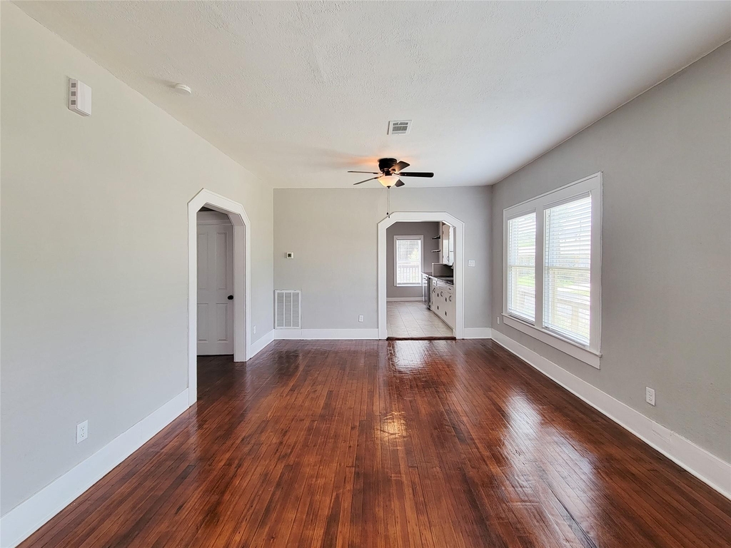 802 E 39th - Photo 12