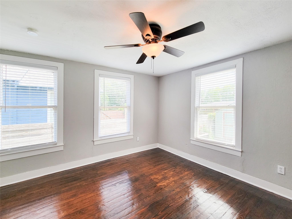 802 E 39th - Photo 32