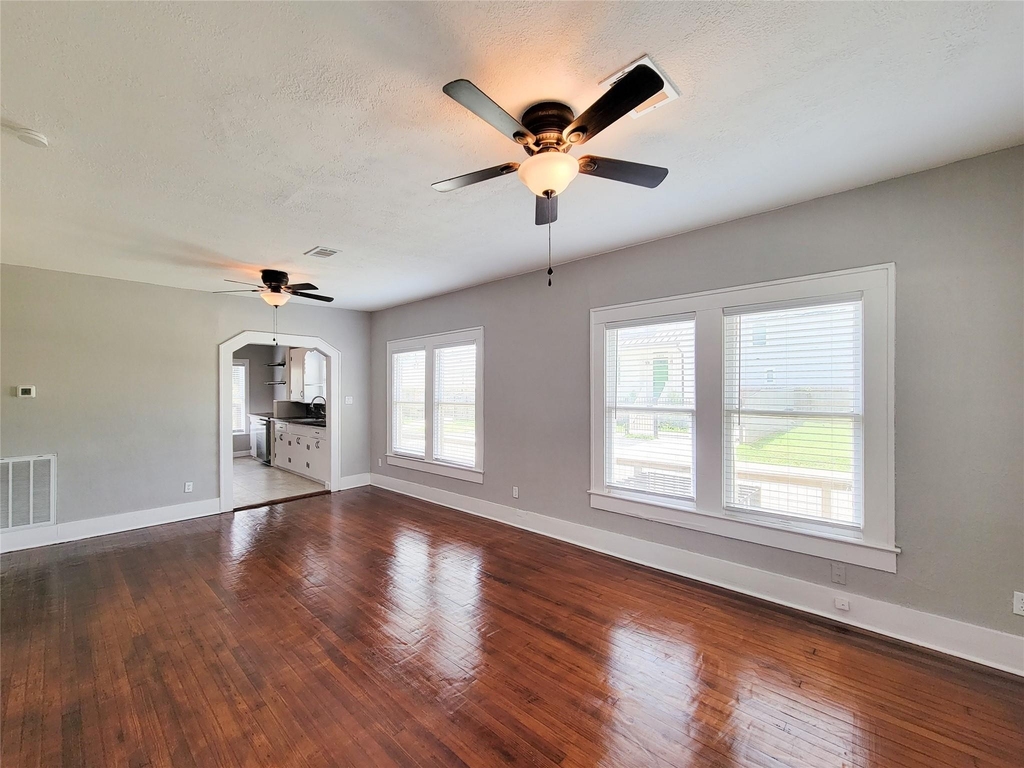 802 E 39th - Photo 13
