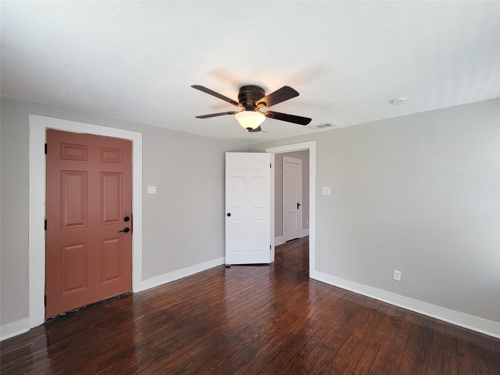 802 E 39th - Photo 33