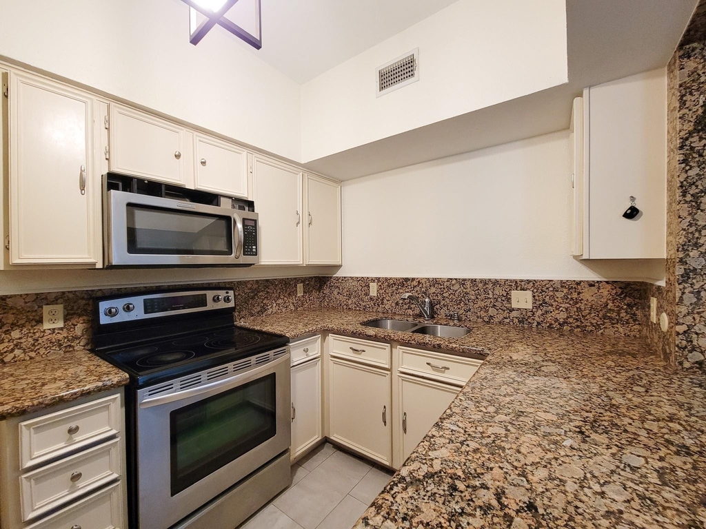 10811 Richmond Avenue - Photo 4