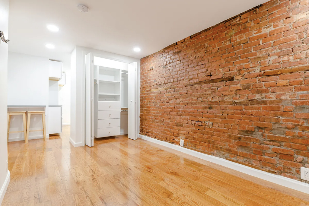 214 first avenue - Photo 0