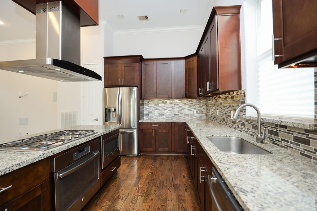2212 Stuart Street - Photo 4