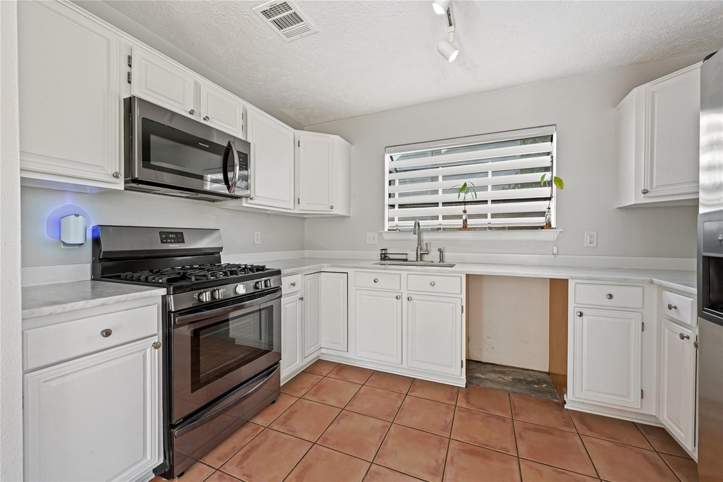 1555 Hillside Elm Street - Photo 8