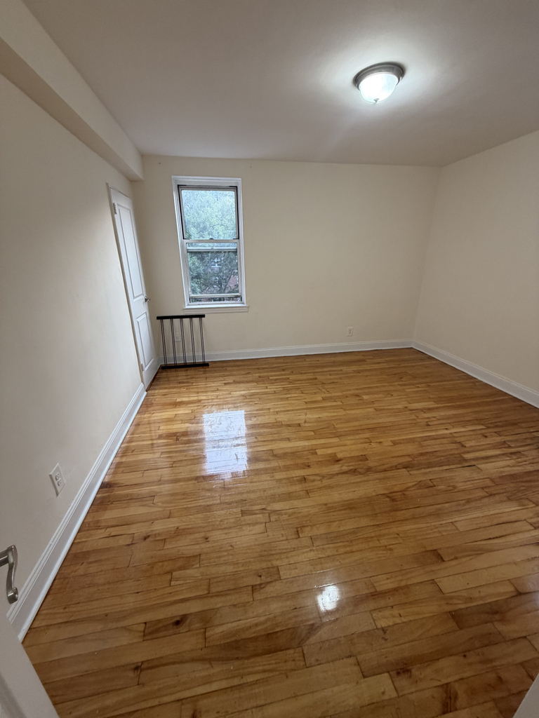143-09 Barclay Avenue - Photo 6