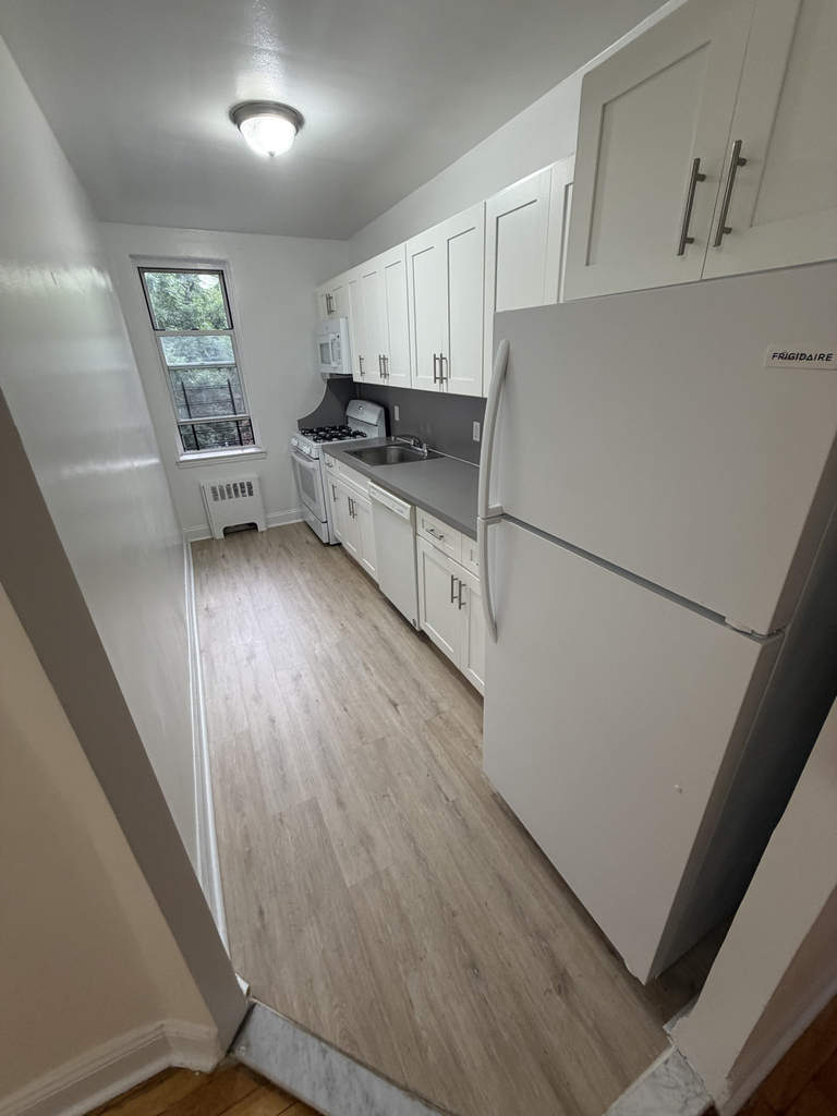 143-09 Barclay Avenue - Photo 3