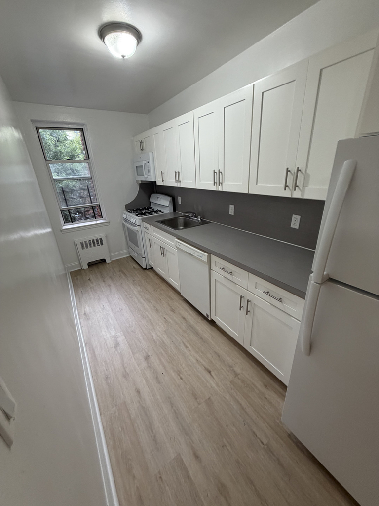 143-09 Barclay Avenue - Photo 4