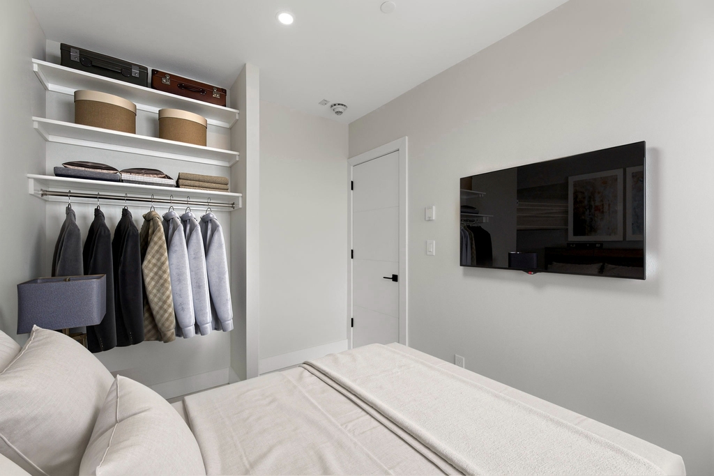 315 West Broadway - Photo 2