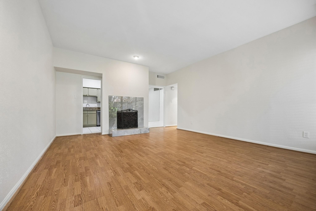 2100 Tanglewilde Street - Photo 2