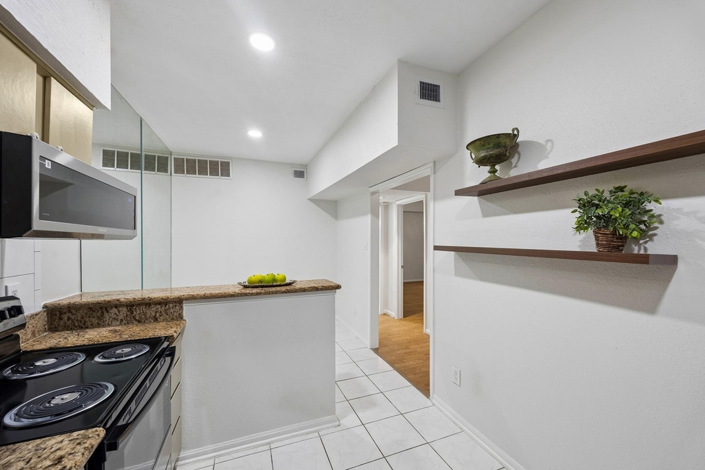 2100 Tanglewilde Street - Photo 4