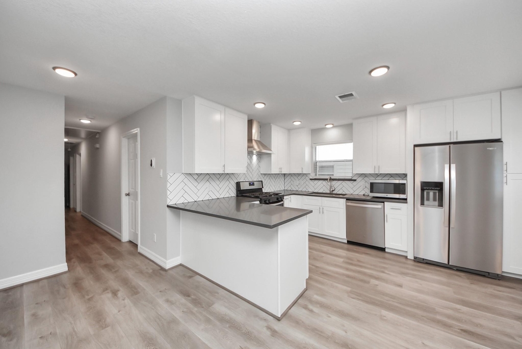 821 E 36th Street - Photo 23