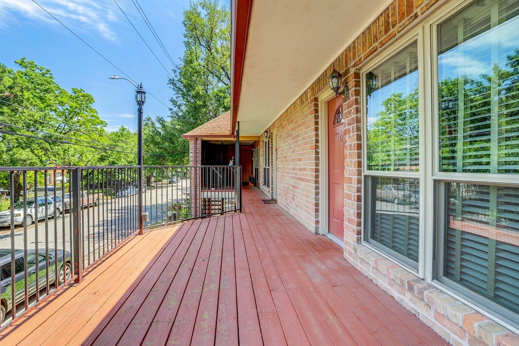 611 Hawthorne Street - Photo 1